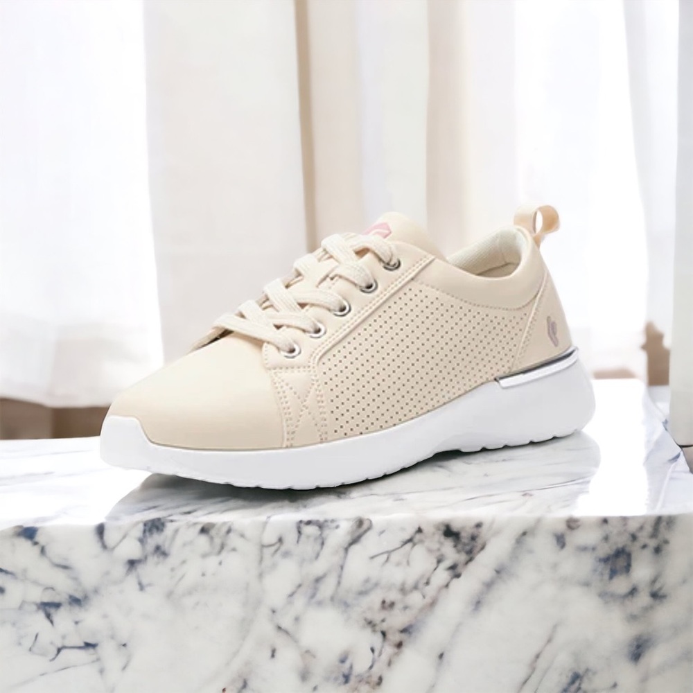 9 wide women’s sneakers with memory foam Fitville new in box